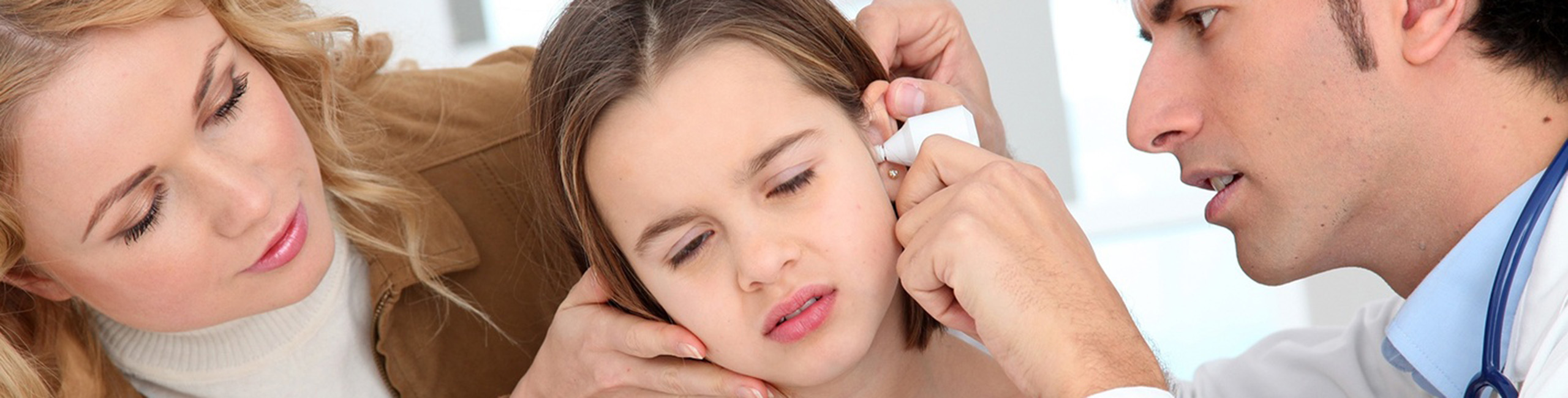 Devojčicu pregleda lekar zbog infekcije uha.