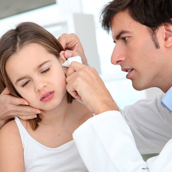 Devojčicu pregleda lekar zbog infekcije uha.