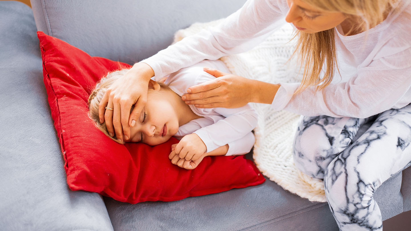 Majka meri temperaturu bolesnog deteta.