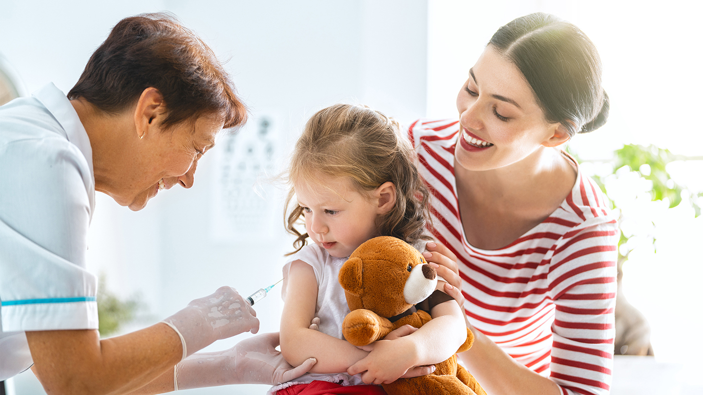 Devojčica se vakciniše kod lekara.