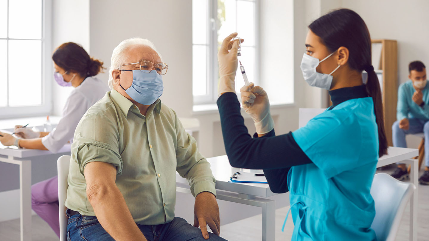 Vakcinacija starijeg gospodina, jačanje imunog sistema.