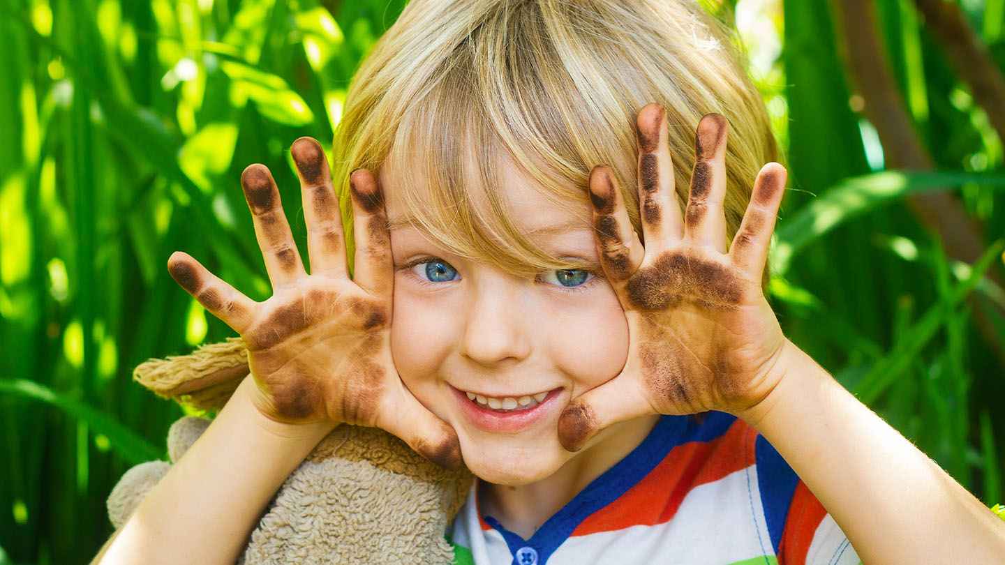 Dečak sa prljavim rukama.