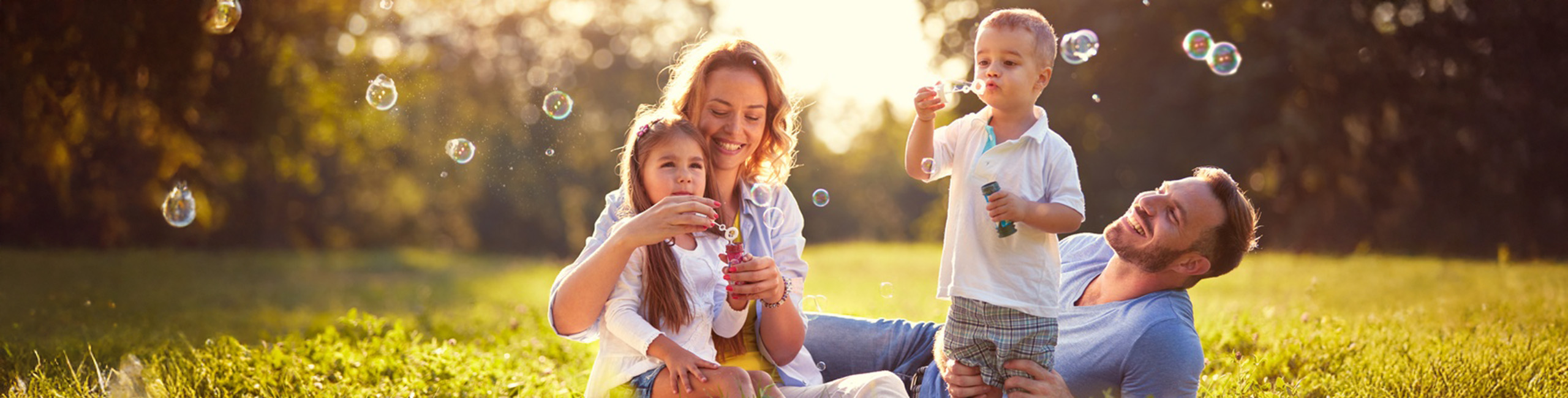 Bezbrižna, zdrava porodica koja se igra napolju.