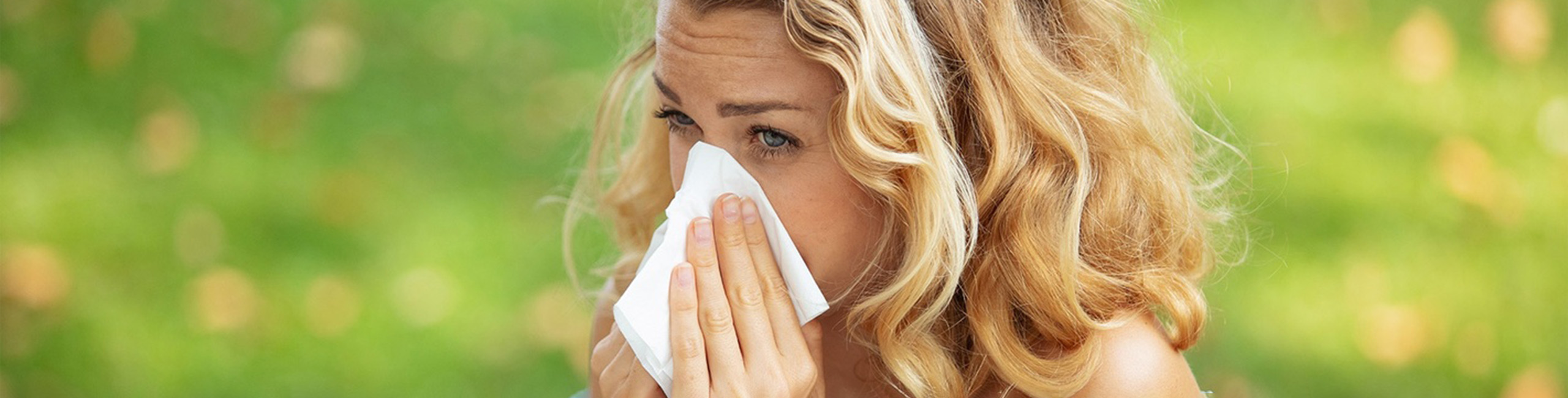 Žena sa respiratornom infekcijom tokom leta.