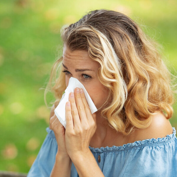 Žena sa respiratornom infekcijom tokom leta.