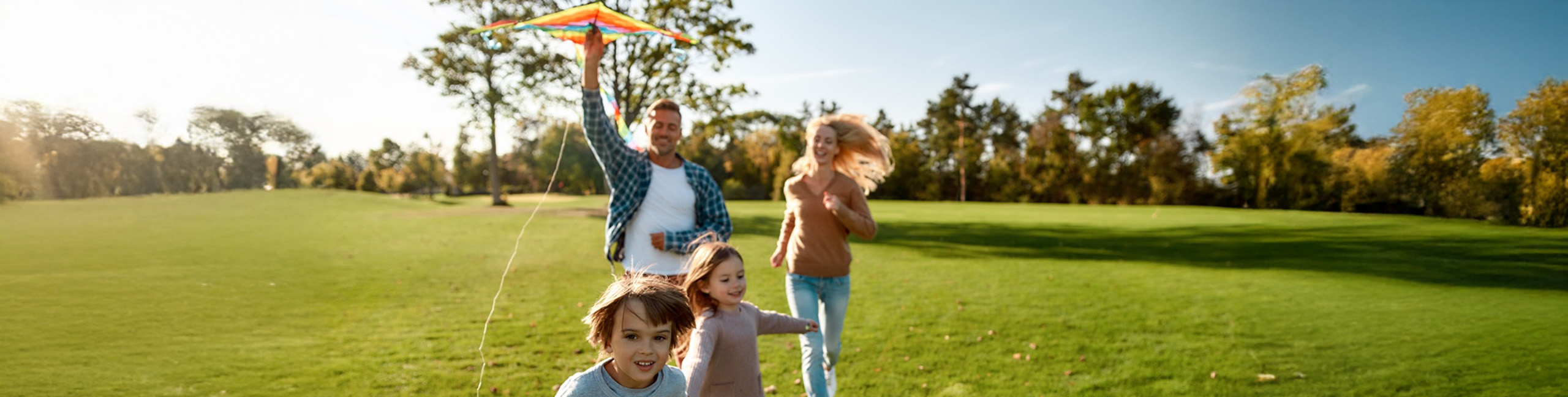 Porodica napolju, uživa u odmoru.