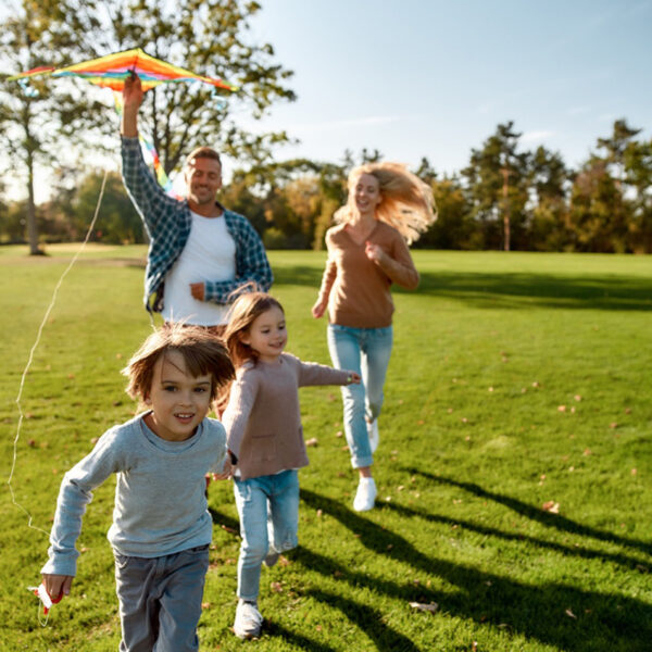 Porodica napolju, uživa u odmoru.