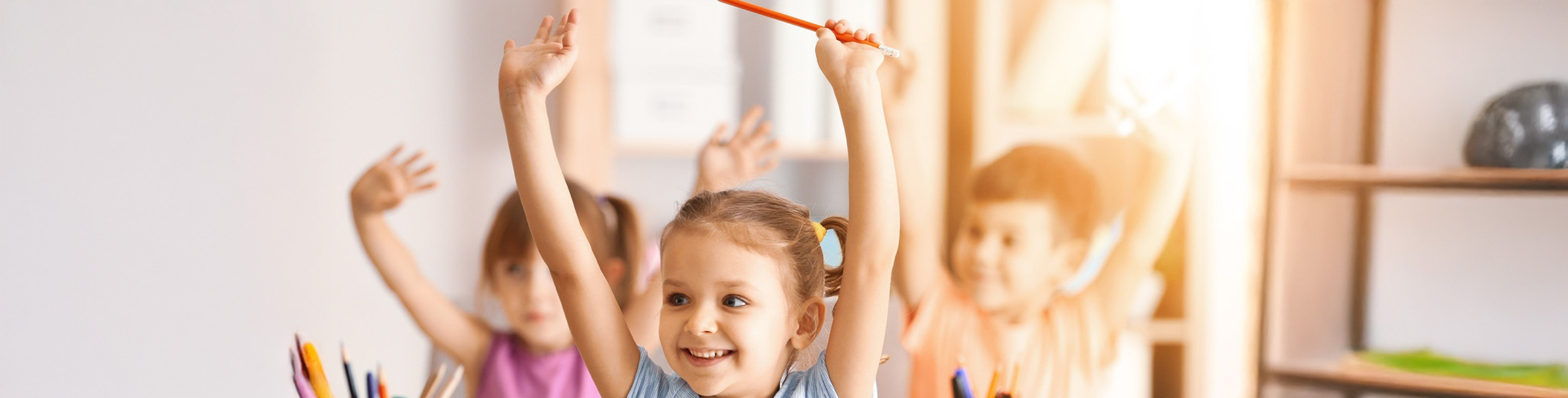 Srećna deca u školi ili vrtiću.