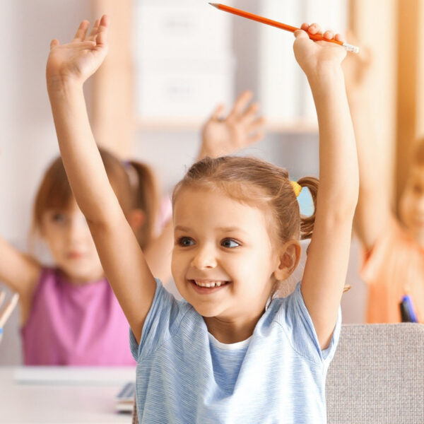 Srećna deca u školi ili vrtiću.