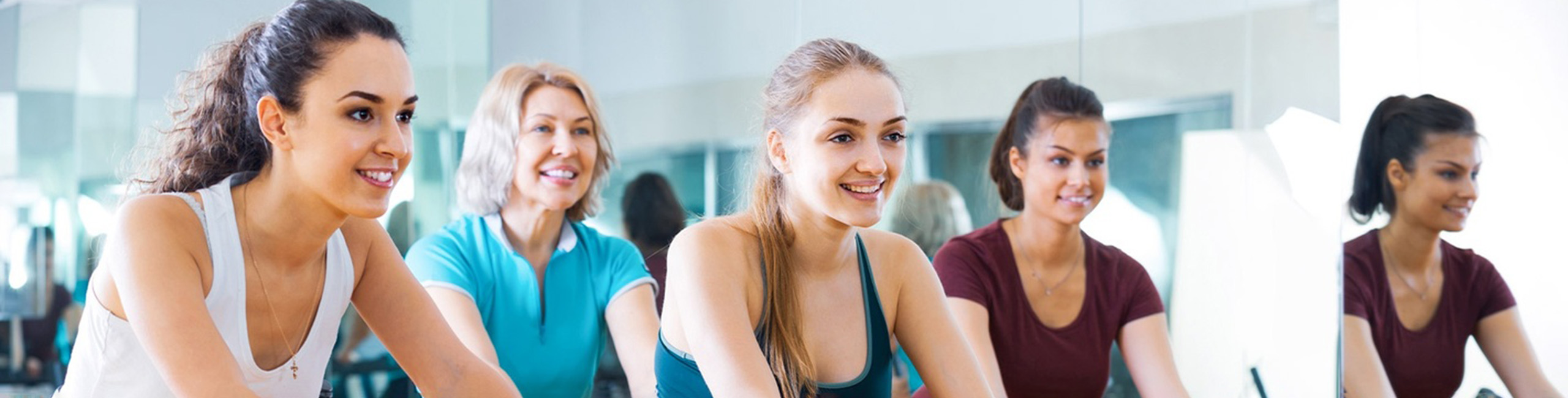 Mlade žene uživaju u grupnim vežbama.