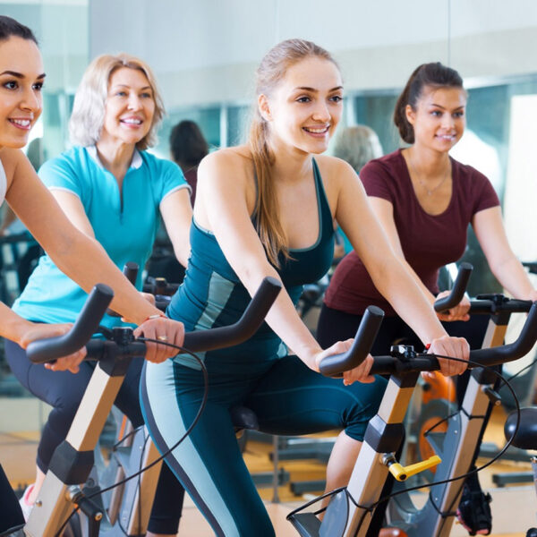 Mlade žene uživaju u grupnim vežbama.