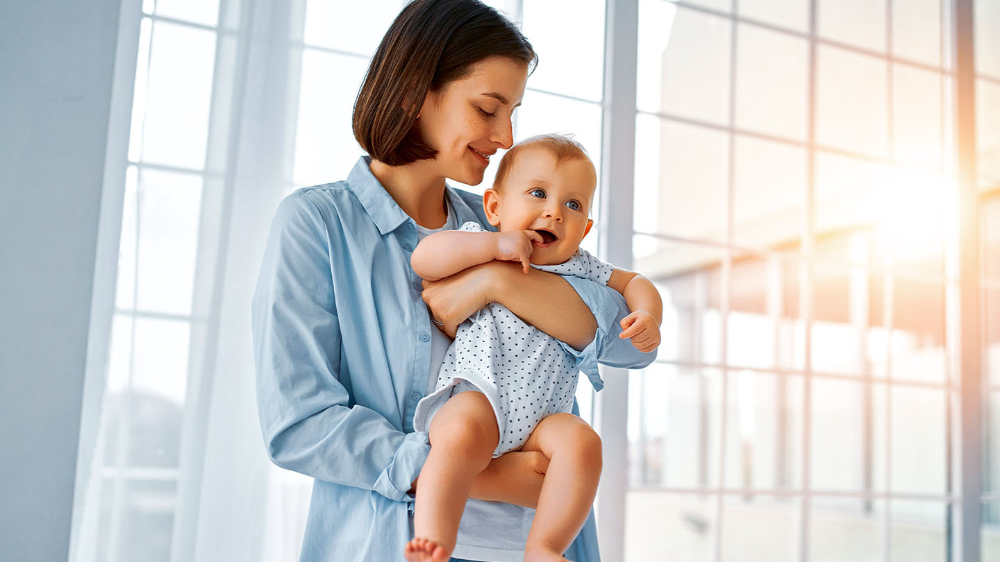 Majka sa detetom u naručju.