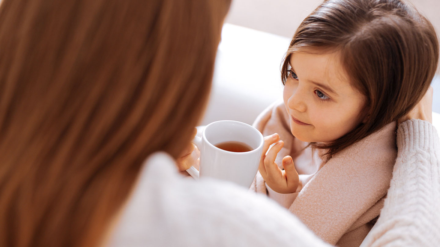 Majka nudi čaj svojoj ćerki, koja je bolesna od gripa.