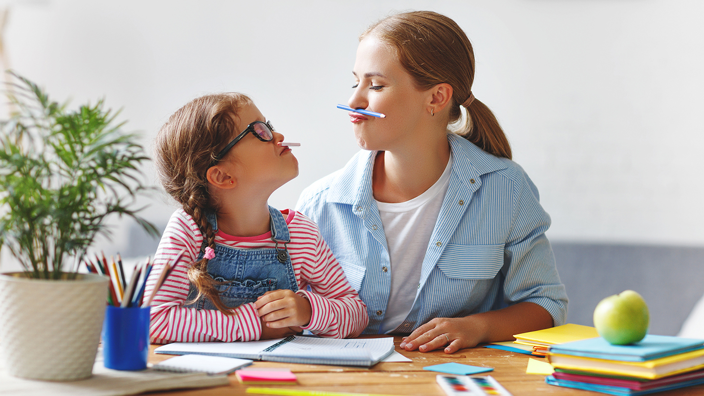 Sestre se igraju dok rade domaći zadatak.