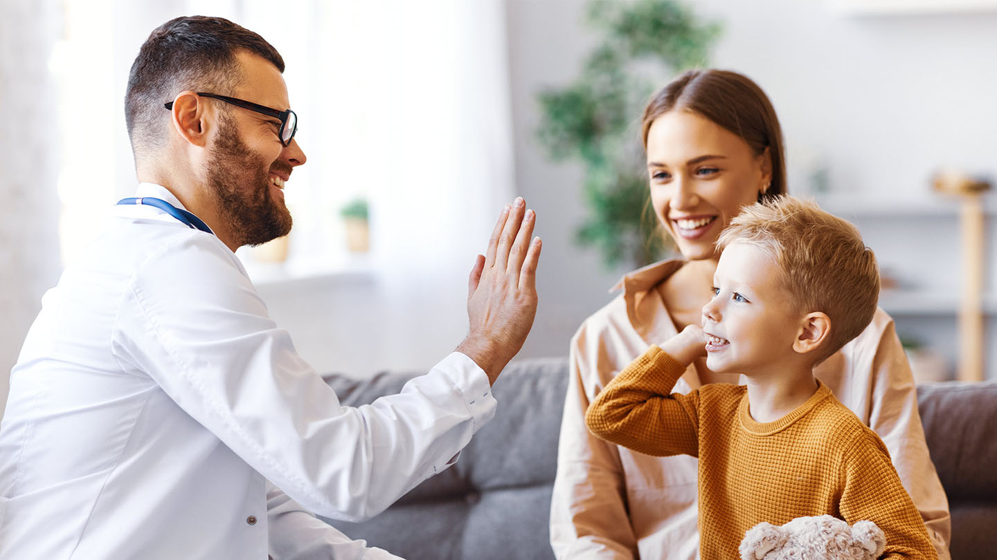 Dete i majka koje pregleda pedijatar.
