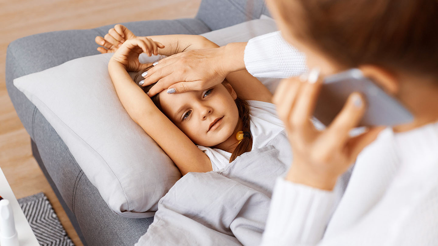 Bolesno dete sa majkom, prehlada, grip.