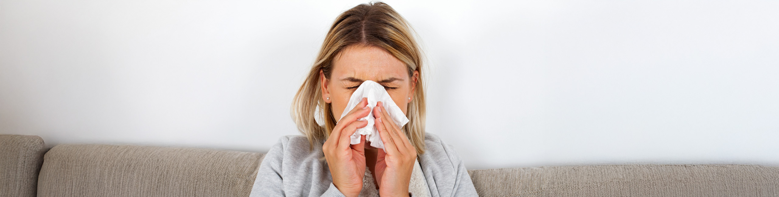 Bolesna žena, razlika između prehlade i gripa.