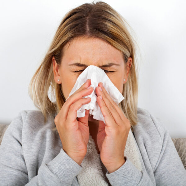 Bolesna žena, razlika između prehlade i gripa.