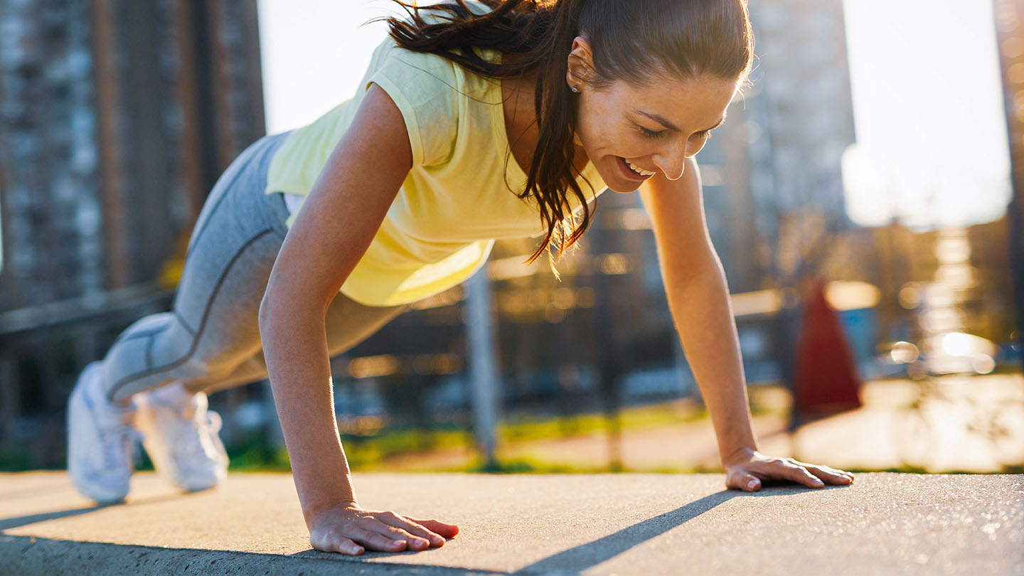 Žena koja se bavi fizičkim vežbama.