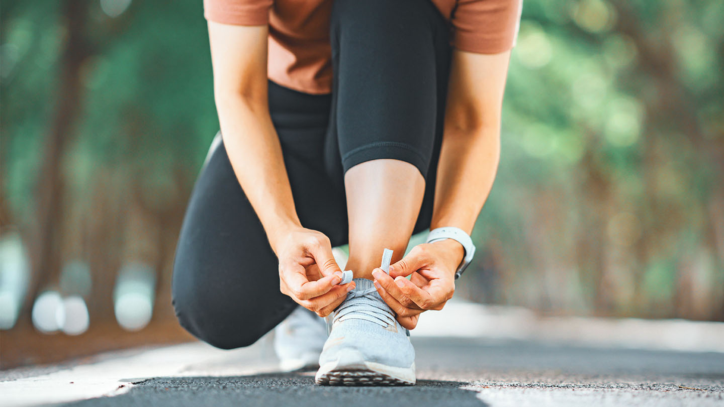 Vezanje pertli pre trčanja.