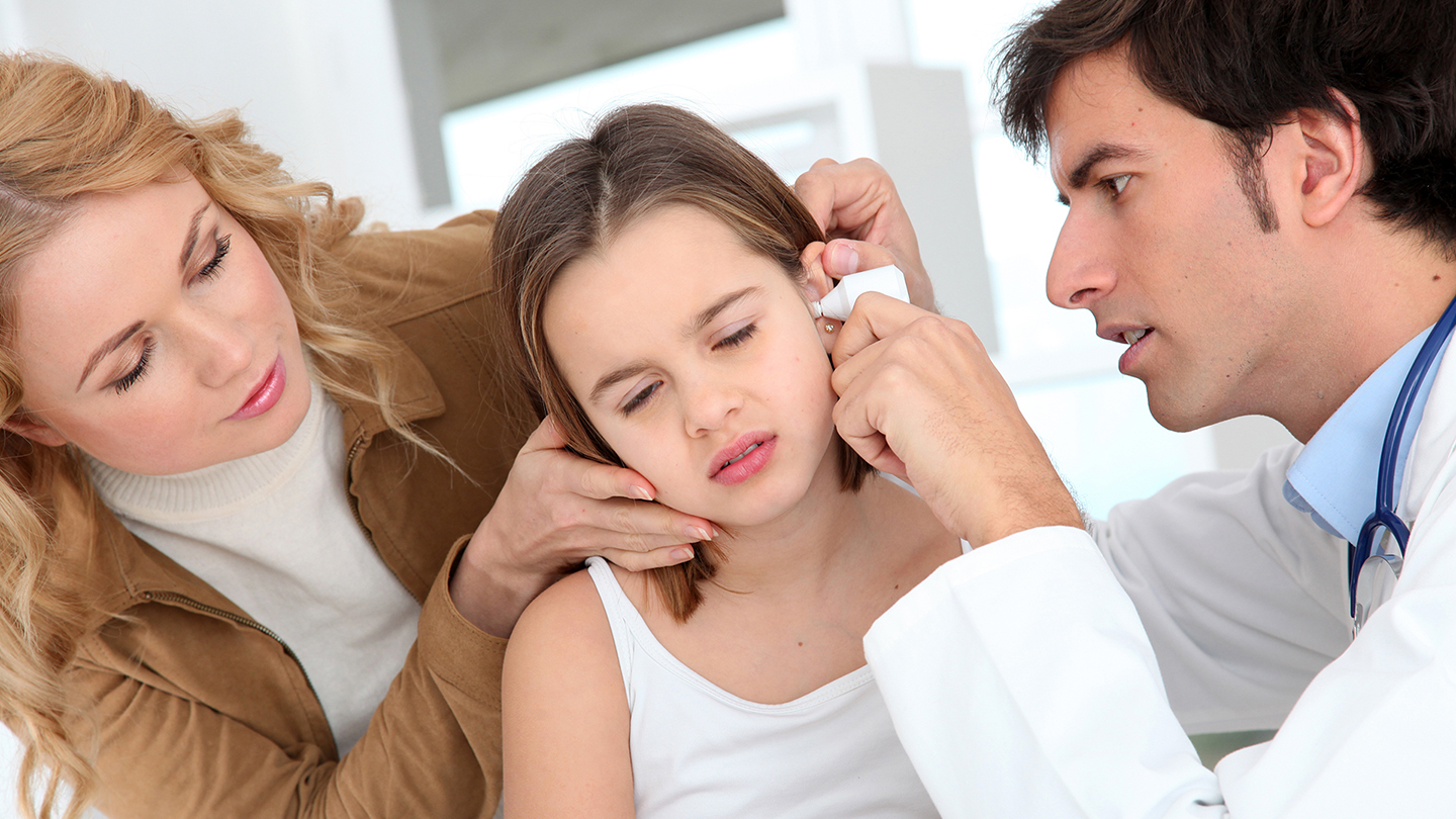 Doktor pregleda devojčino uho, infekcija uha.