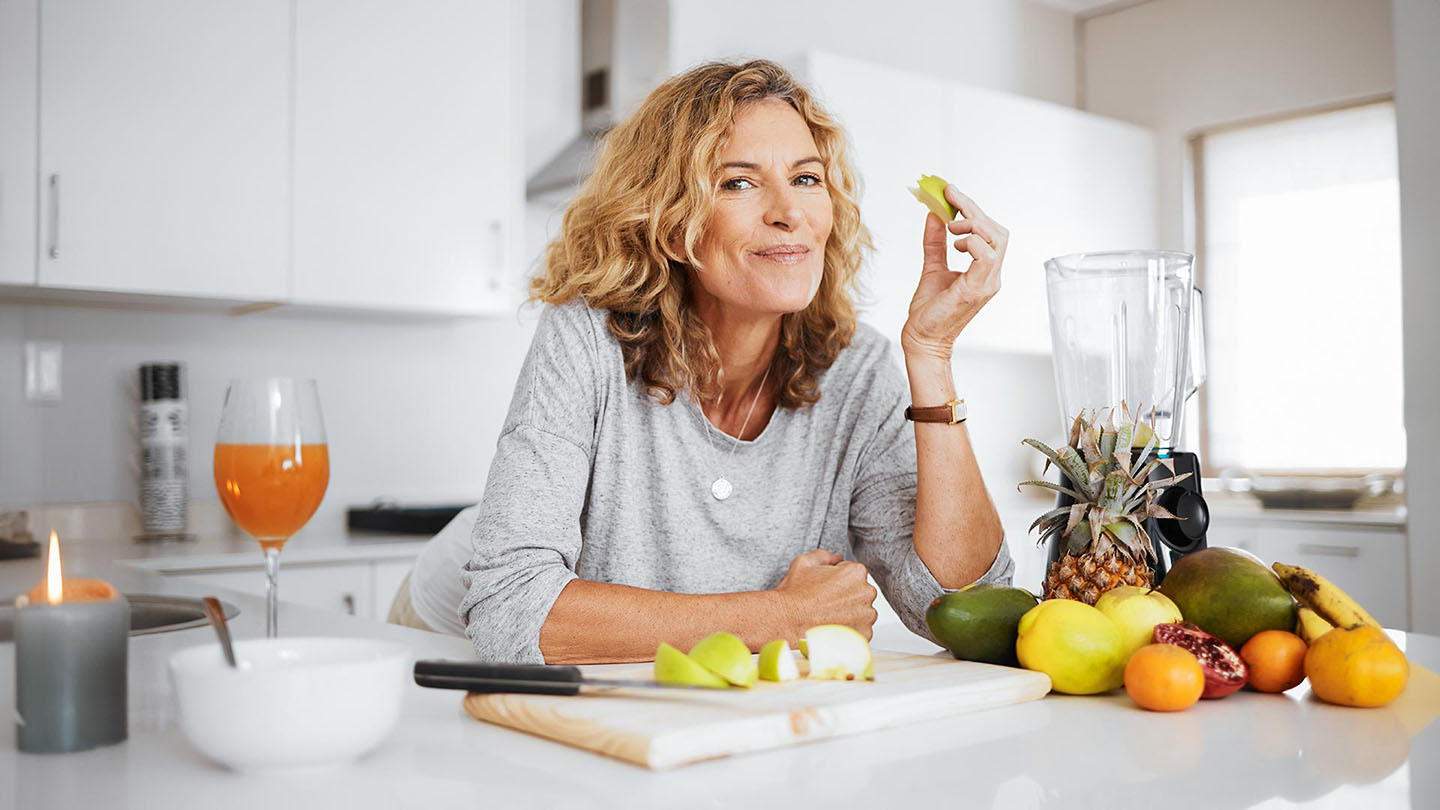 Zdrava žena je voće u kuhinji.